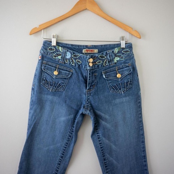 Vintage Y2K Embroidered XOXO Denim Capris Size 4 - Picture 2 of 7